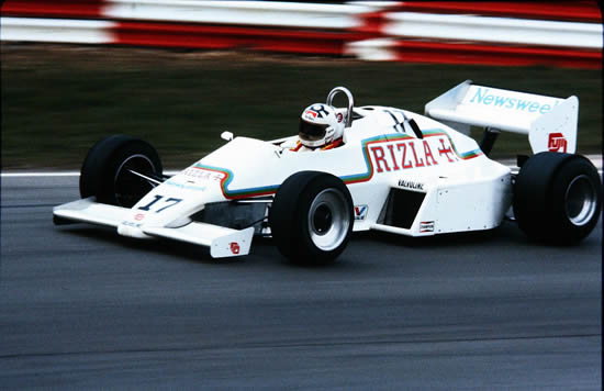 El piloto francés jean-louis schlesser ganó su